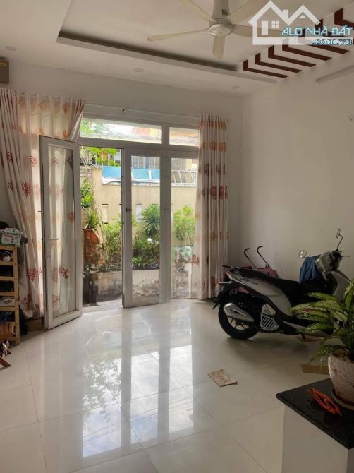 BÁN NHÀ 2 LẦU HẺM OTO HUYỀN TRÂN CÔNG CHUA 65M2 GIÁ 4.8TY