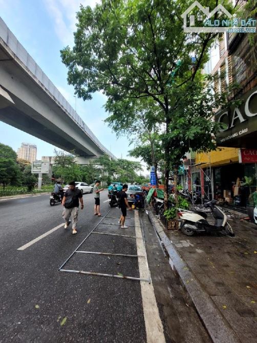 35 tỷ, Hoàng Cầu- Toà nhà 5 tầng-thông sàn thang máy-mặt tiền 6m-lô góc-kinh doanh đỉnh