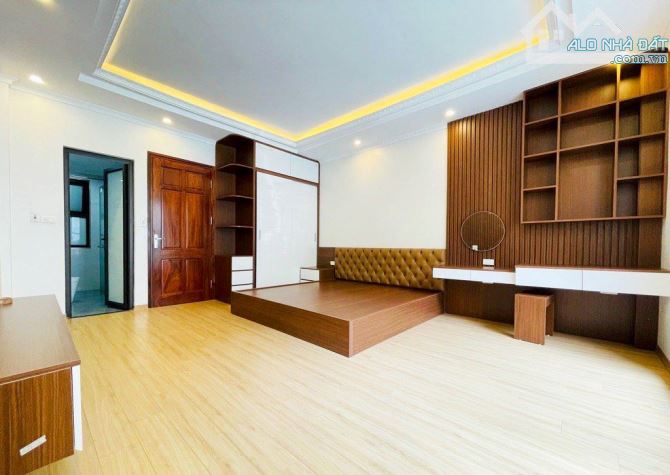 Ở VIP - nhà đẹp an sinh - 79 đường Cầu Giấy - 40m2 x 5 tầng - Giá chỉ 8,xx Tỷ.