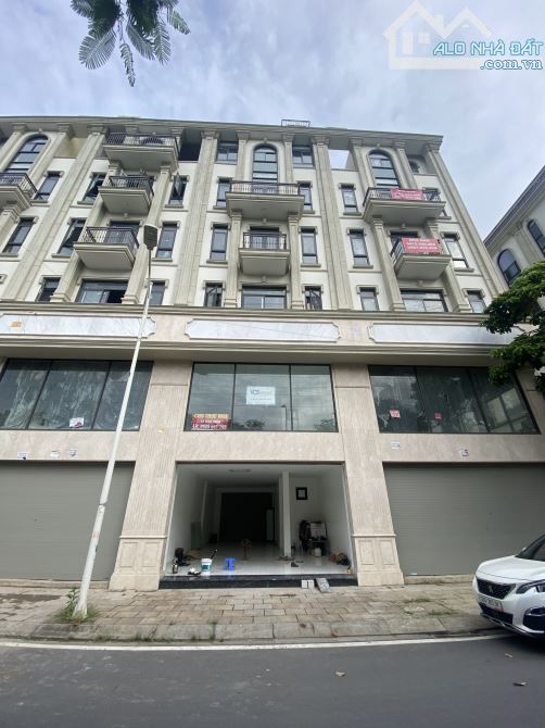 Cho thuê tòa nhà đường Văn Tiến Dũng, Bắc Từ Liêm. DT 150m2 6 tầng 1 hầm có thang máy. Giá - 1
