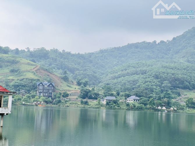 2,5HA LƯNG TỰA NÚI NAM VIÊN VIEW HỒ CỐ ĐỤNG CỰC ĐẸP