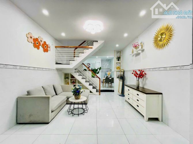 Kẹt tiền bán gấp căn 40m2 Nguyễn Kiệm, Phú Nhuận. Sổ có sẵn, đường vào ô tô. Giá 2,8 tỷ - 1