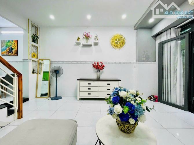 Kẹt tiền bán gấp căn 40m2 Nguyễn Kiệm, Phú Nhuận. Sổ có sẵn, đường vào ô tô. Giá 2,8 tỷ - 2