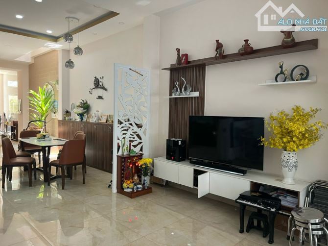 Bán nhà 3 tầng Khu Đô Thị VCN Phước Hải, Nha Trang 108,8m2 ngang 5,44m giá 8,9 tỷ