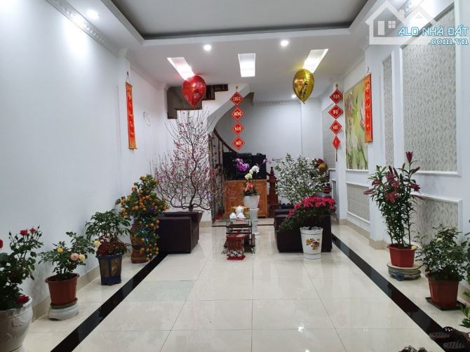 Chính chủ càn bán nhà Đàm Quang Trung, Long Biên 45m, 5 tầng, mặt tiền 4.6m, giá 6.65 tỷ