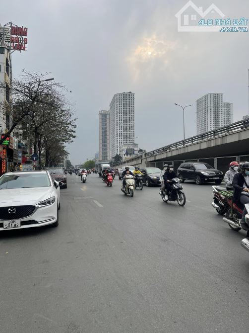 BẮT ĐÁY - MẶT ĐƯỜNG NGUYỄN TRÃI VỈA HÈ ĐÁ BÓNG KINH DOANH - GIẢM CHÀO 8 TỶ - CHỈ CÒN 9X TỶ