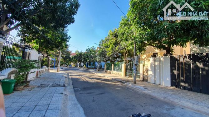 Bán đất Khu Biệt Thự Phương Nam , mặt tiền Nguyễn Hữu Tiến P8 TPVT giá 12 tỷ 200m2