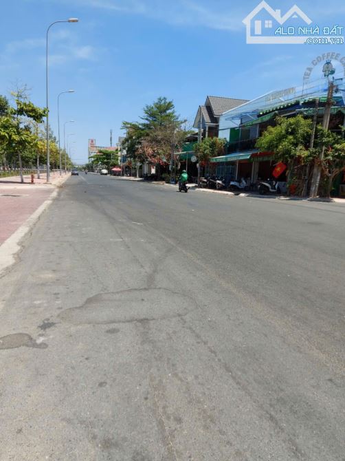 Cần bán 2 lô liền kề mặt tiền đường Nguyễn Gia Tú gần công viên Võ Văn Kiệt, siêu thị Lott