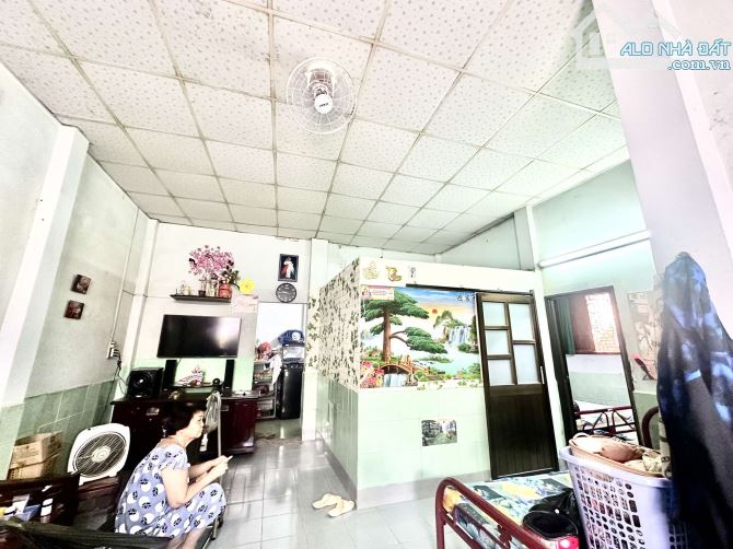 NHÀ CẤP 4,74m2, 2PN, CÒN Ở TỐT,NGAY CHỢ THỦ ĐỨC, SHR,KHÔNG QH,HOÀN CÔNG CHUẨN, NHỈNH 2 TỶ - 3