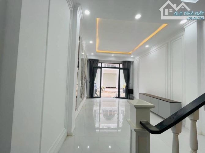 Bán nhà ngay Hoàng Hoa Thám, Bình Thạnh. Giá: 2.2 tỷ/68m2. Sổ hồng riêng