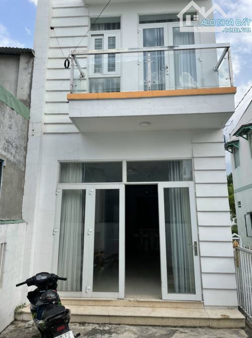 Nhà ngay Văn Hoa Villa - Sẵn 1 lầu, DTSD 160 M2, khá mới, chỉ 2 sẹc Nguyễn Văn Hoa, p.Thốn