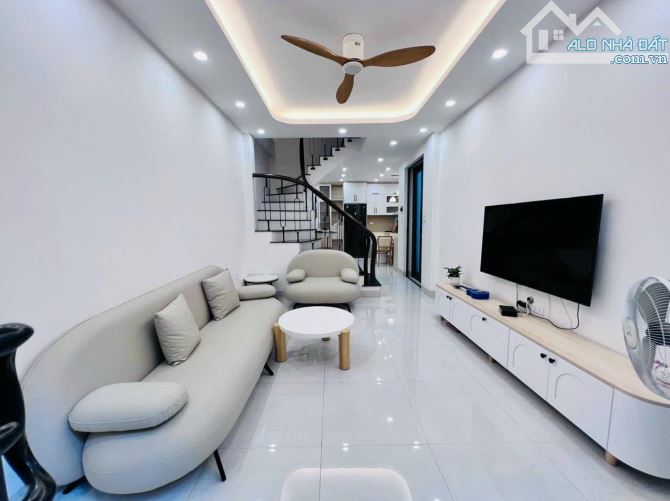 🏡 HOA HẬU TẦM GIÁ 10 TỶ - NHÀ CẦU GIẤY 4.5 TẦNG – 52M2 - LÔ GÓC – Ô TÔ ĐỖ CỬA - 1