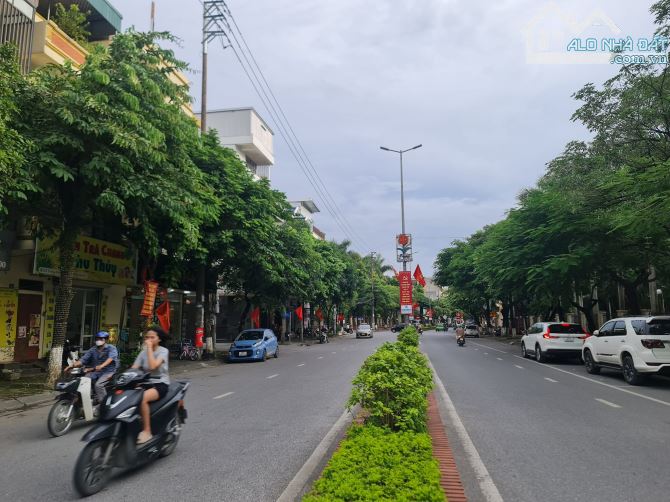 Bán Lô Góc Biệt Thự Sẵn Nhà 3 Tầng Mặt Đường Trường Chinh Phường Hai Bà Trưng TP Phủ Lý - 2