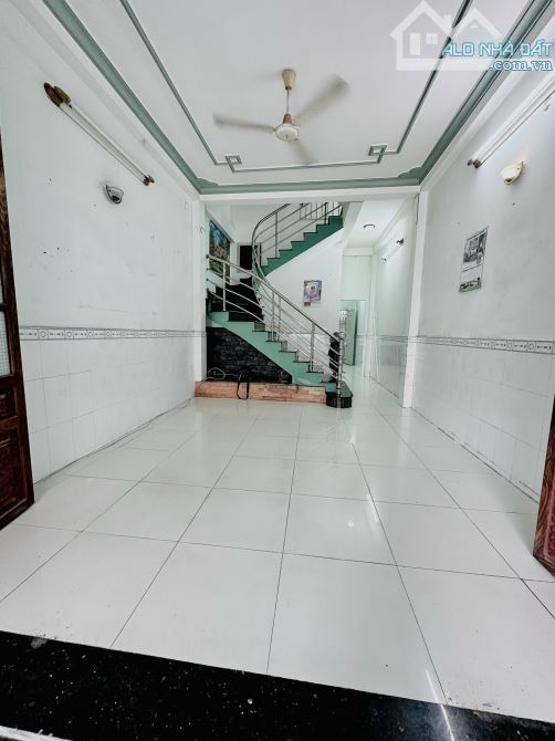 Bán nhà Mt Quận 8, đường Bùi Minh Trực, 64m2, 3 tầng, giá 7 tỷ 8 - 9