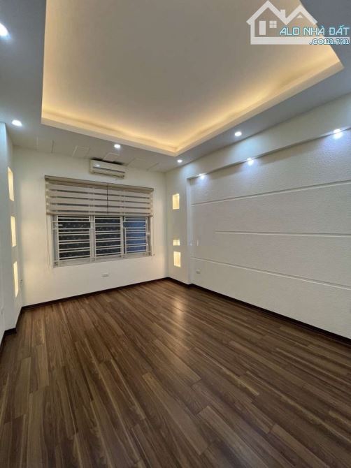 Cho thuê nhà ngõ 9 phố Trần Quốc Hoàn, Dt 55m2 x 5 tầng đủ điều hòa, đường rộng để ô tô - 2