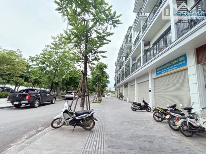 Tòa Thương mại The Manor Center Park. DT 75m² x 5 tầng thang máy. Mặt tiền 5m. Giá 27.8 tỷ