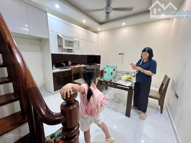 Cho thuê nhà ngõ 9 phố Trần Quốc Hoàn, Dt 55m2 x 5 tầng đủ điều hòa, đường rộng để ô tô - 4