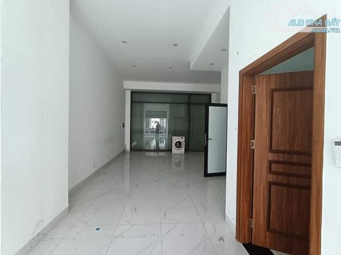 Tòa Thương mại The Manor Center Park. DT 75m² x 5 tầng thang máy. Mặt tiền 5m. Giá 27.8 tỷ - 9