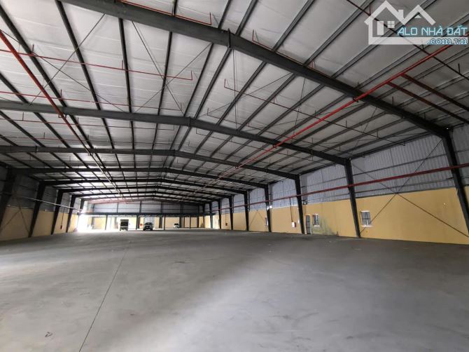 Cho thuê 2400m2 kho xưởng + 544m2 văn phòng tại mặt đường QL5A ,  Mỹ Hào , Hưng Yên