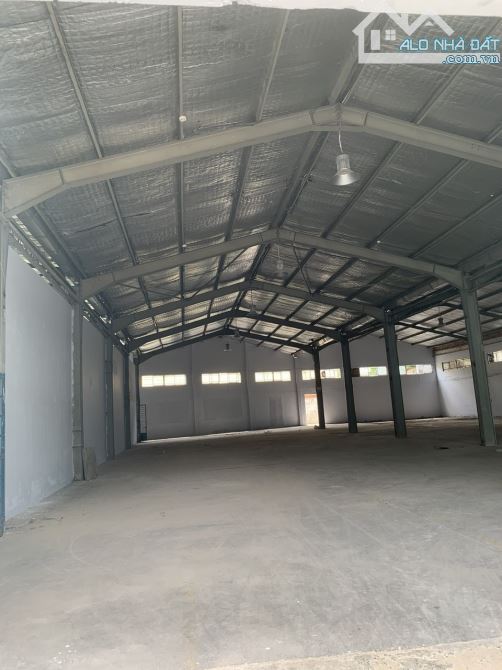 Cho thuê kho chuẩn đẹp diện tích 352m² và 800m² gần sân bay Tân Sơn Nhất, Q. Tân Bình.