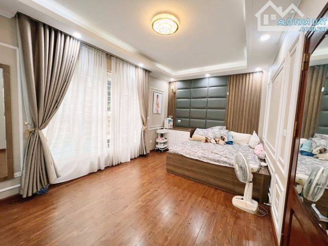 Cho thuê nguyên căn gara 2 ô tô ngõ 45 Hoa Lâm, 60m2 - 4 tầng full nội thất - 4