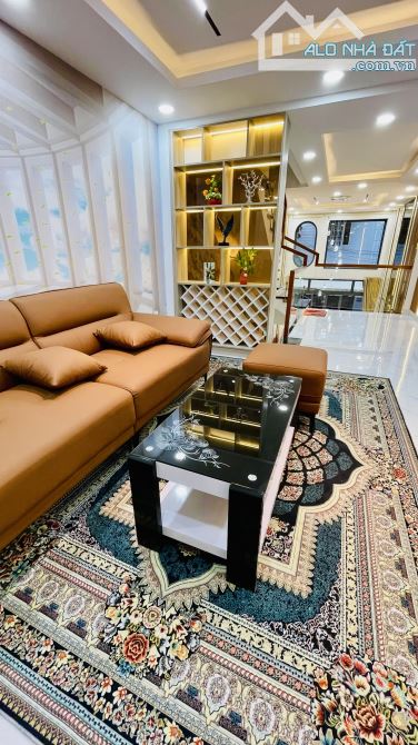CHỦ KẸT TIỀN BÁN GẤP SIÊU PHẨM QUANG TRUNG - Ô TÔ ĐẬU CỬA - 190m2 SD gần Uỷ Ban Phường - 3
