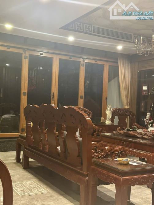 Bán Biệt Thự Nguyễn Sơn, Long Biên 215M2, MT 11.5M, SÂN VƯỜN, Ô TÔ TRÁNH, NỘI THẤT ĐẸP. - 2