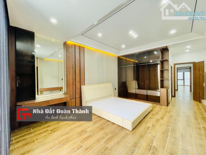 100m2 nhà xây mới độc lập sân cổng 5 tầng thang máy phố Văn Cao