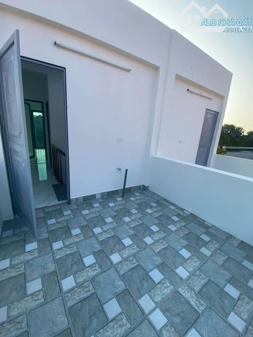 Nhà đẹp 40m2 nhỉnh 2 tỷ. Gần trường ĐH TD - TT. Ngõ rộng, ô tô sát. 5p ra QL6.15p vào TT - 1