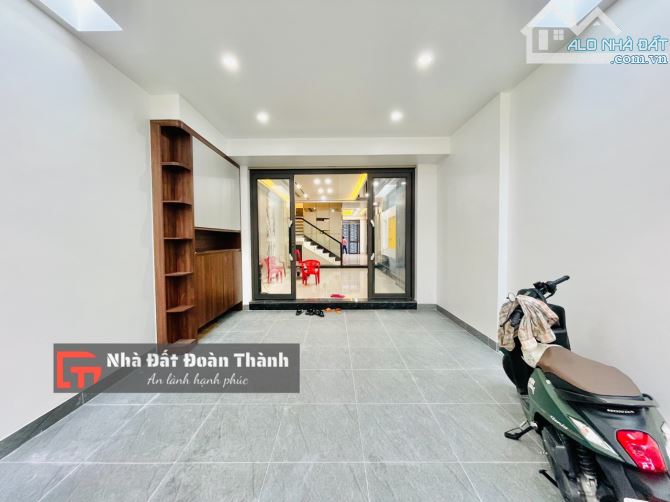 100m2 nhà xây mới độc lập sân cổng 5 tầng thang máy phố Văn Cao - 1