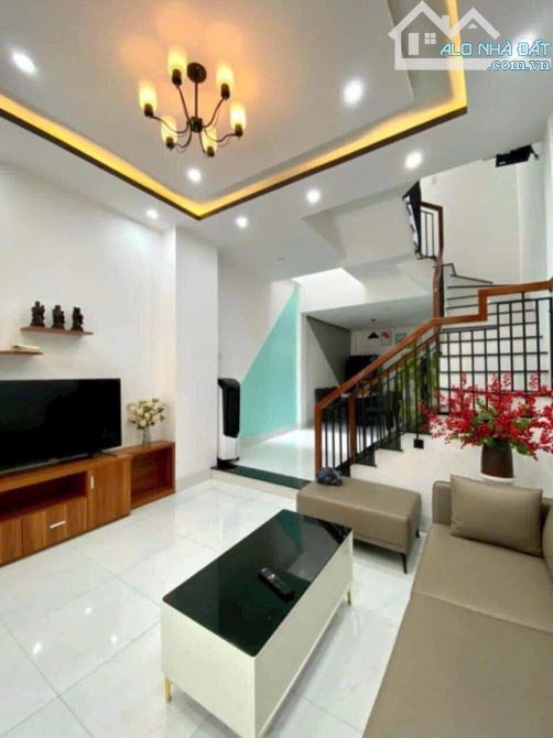 Nhà 3 tầng mới tinh đầy đủ nội thất sát đường Trần Xuân Lê.