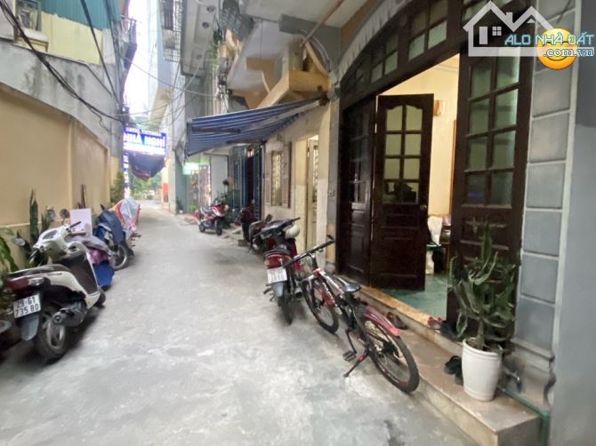 Bán nhà 4 tầng cũ, lô góc, 2 mặt ngõ, 3 thoáng, gần mặt phố ô tô, gần Ngã Tư Sở, chỉ 6 tỷ