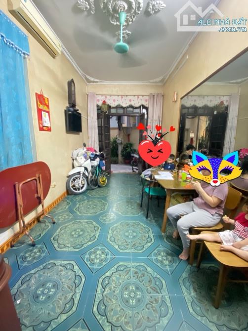 Bán nhà 4 tầng cũ, lô góc, 2 mặt ngõ, 3 thoáng, gần mặt phố ô tô, gần Ngã Tư Sở, chỉ 6 tỷ - 2