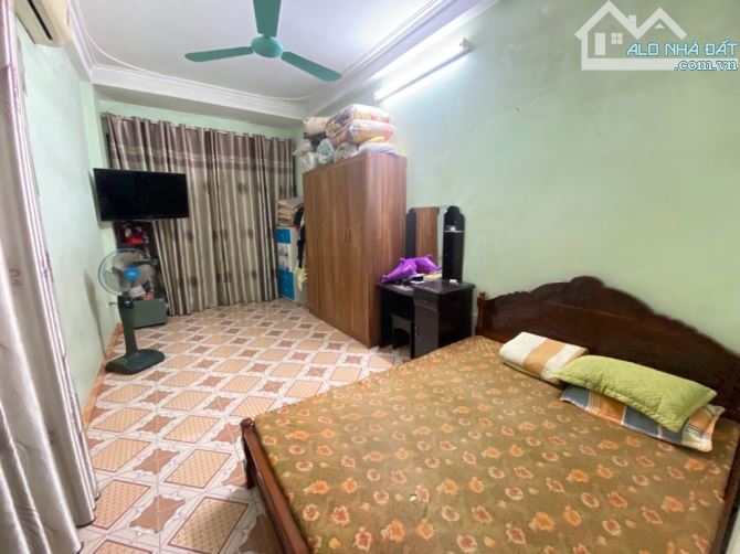 Bán nhà 4 tầng cũ, lô góc, 2 mặt ngõ, 3 thoáng, gần mặt phố ô tô, gần Ngã Tư Sở, chỉ 6 tỷ - 3