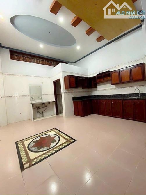 Cho thuê nhà 300 m2 gần chợ Xuân Khánh 12  triệu - 3