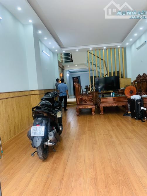 Nhà 3 tầng mặt tiền Lê Thanh Nghị, đường 10.5m, đất 127m2, ngang 5m, có dòng tiền sẵn 30tr - 4