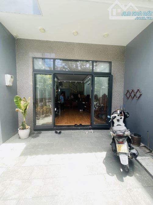 Nhà 3 tầng mặt tiền Lê Thanh Nghị, đường 10.5m, đất 127m2, ngang 5m, có dòng tiền sẵn 30tr - 6