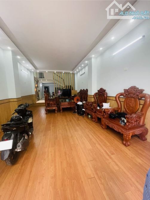 Nhà 3 tầng mặt tiền Lê Thanh Nghị, đường 10.5m, đất 127m2, ngang 5m, có dòng tiền sẵn 30tr - 7