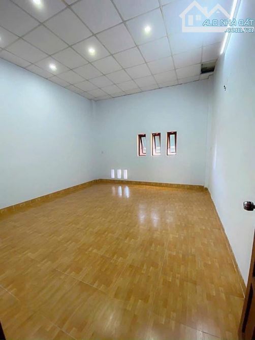 Cho thuê nhà 300 m2 gần chợ Xuân Khánh 12  triệu - 8