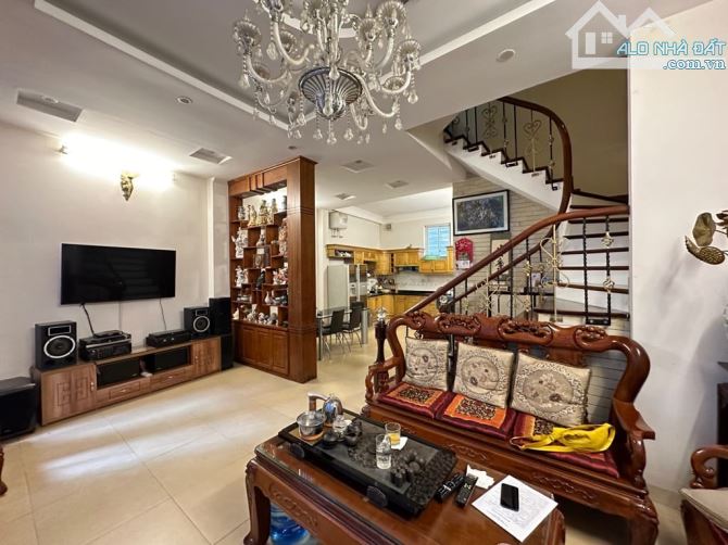 Bán nhà 3 tầng phố Nguyễn Lam-Phúc Đồng-Long Biên. DT 80m2, MT 4.5m, Gara ô tô. Giá 9.8 tỷ