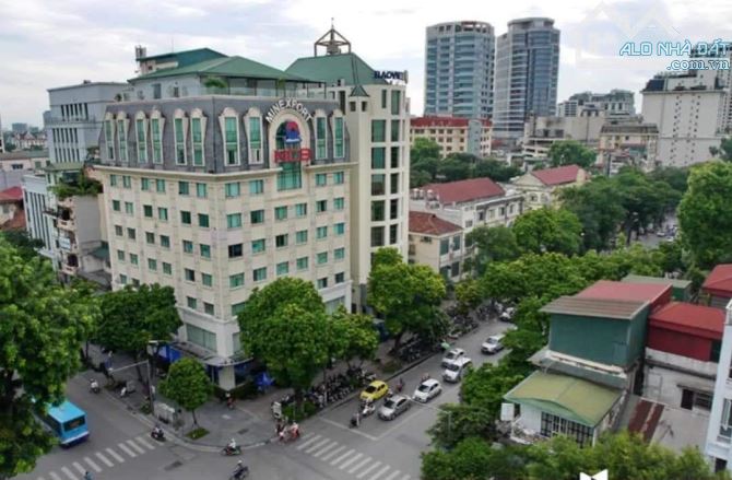 Vị trí Bán toàn Toà Building văn phòng Bà Triệu 681m 11 tầng mặt tiền 30m  Giá 700 tỷ