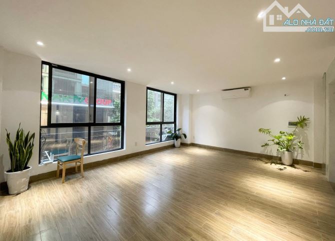 Cho thuê văn phòng tại Hoàng Văn Thái sàn 40m2 tòa VP full kính, view mây trời giá rẻ nhất