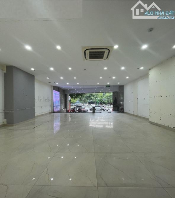Cửa hàng tầng 1 nhà  mặt phố Quan Hoa. Diện tích 90m2 riêng biệt, Mặt tiền 6m