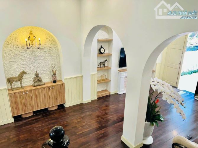Cho thuê biệt thự tứ lập Phú Mỹ Hưng 16x16m full nội thất cao cấp!