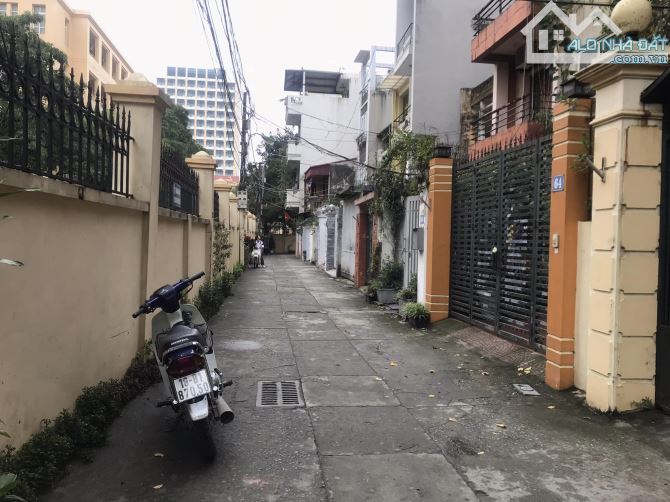 Bán nhà phân lô Hoàng Quốc Việt, ô tô vào nhà, thang máy, giếng trời, 110m2 nhỉnh 30 tỉ
