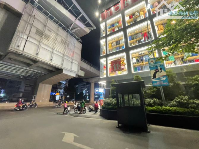 Siêu Phẩm Nhà Lô 3 Góc MP Cầu Giấy 67m2 Mt18m Vỉa Hè Thênh Thang Dòng Tiền Khủng
