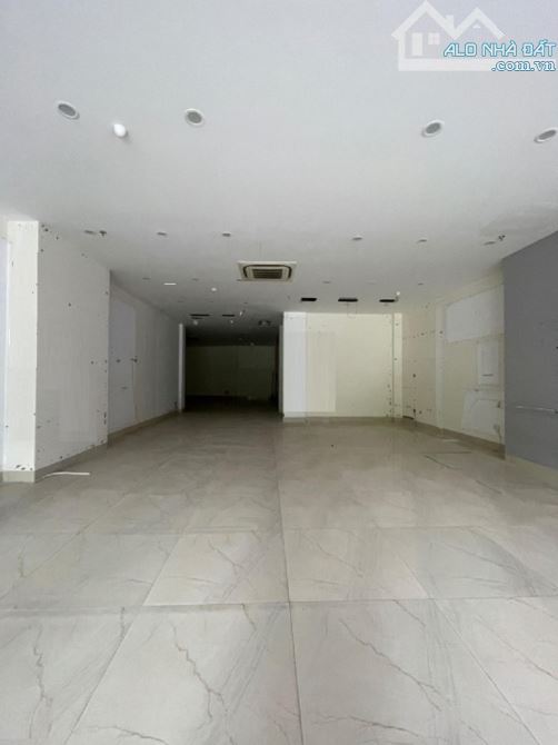 Cửa hàng tầng 1 nhà  mặt phố Quan Hoa. Diện tích 90m2 riêng biệt, Mặt tiền 6m - 1