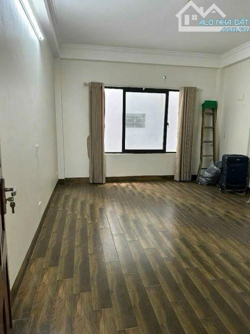 Bán nhà phường Việt Hưng- Long Biên. DT 56m2, nhà 3 tầng, ô tô đỗ cách 10m. Giá bán 5.2 tỷ - 1