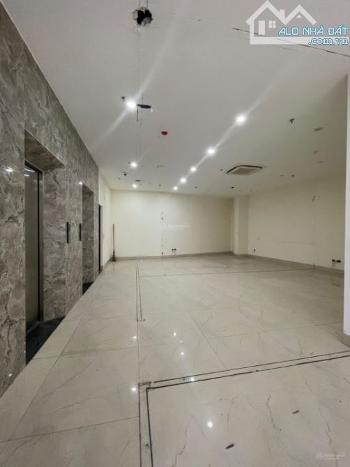 Cửa hàng tầng 1 nhà  mặt phố Quan Hoa. Diện tích 90m2 riêng biệt, Mặt tiền 6m - 2