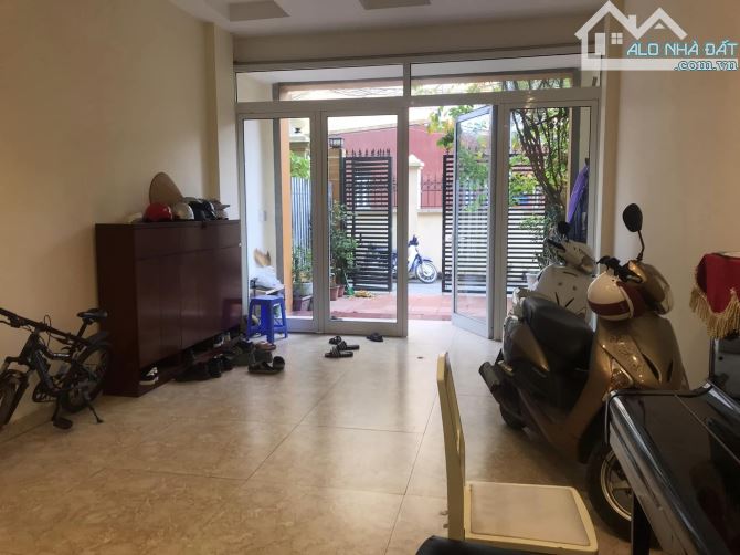 Bán nhà phân lô Hoàng Quốc Việt, ô tô vào nhà, thang máy, giếng trời, 110m2 nhỉnh 30 tỉ - 2